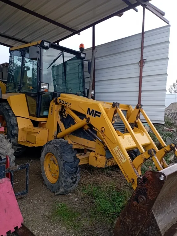 Remplacement cylindre de frein sur Tractopelle Massey Ferguson, Givors, L'Atelier de la Manut'