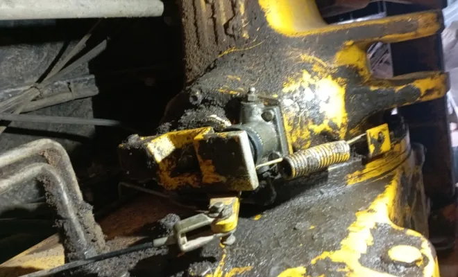 Remplacement cylindre de frein sur Tractopelle Massey Ferguson, Givors, L'Atelier de la Manut'